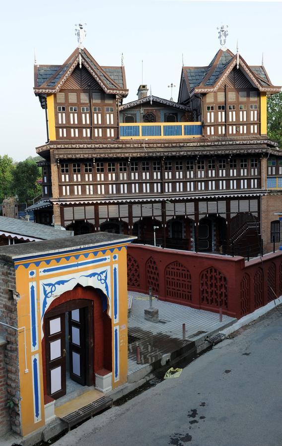Chateau बहुत बड़ा घर *